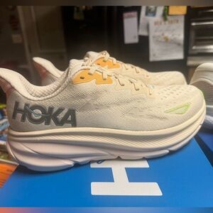 New Women’s Hoka Shoes Size 8.5 Vanilla Clifton 9